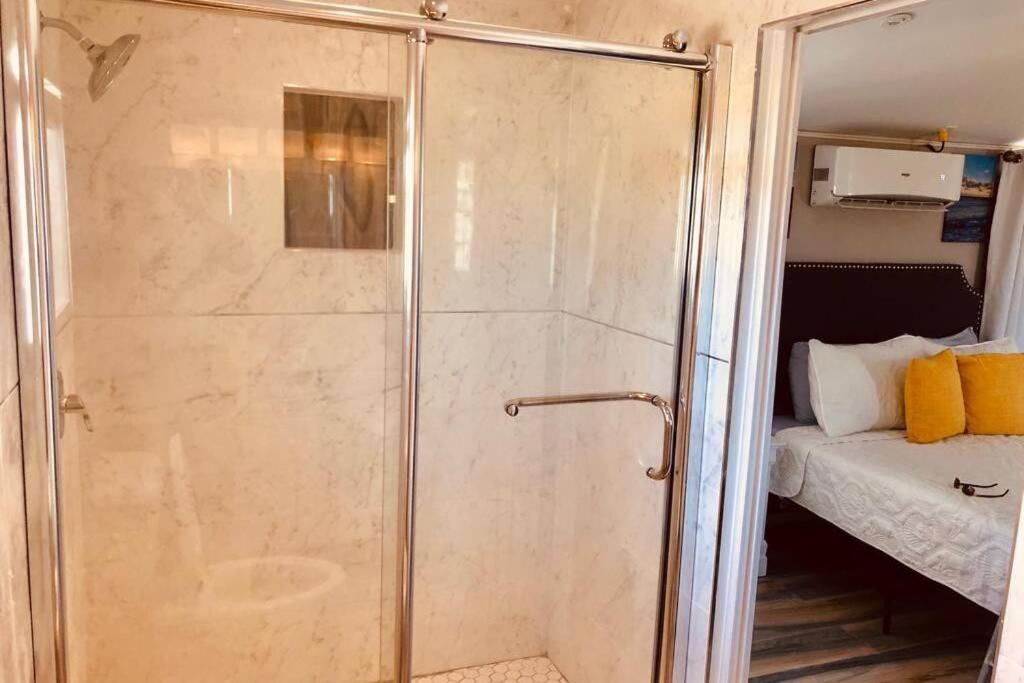 King & Queen Suite #8 拿骚 外观 照片